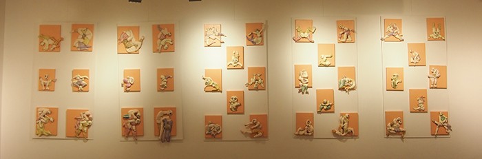 Installazione di bassorilievi
